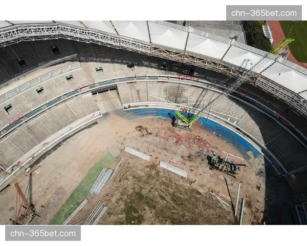 “暴雨致比赛延期,无人机航拍显示成都凤凰山专业足球场排水系统迅速启动” “暴雨致比赛延期,无人机航拍显示成都凤凰山专业足球场排水系统迅速启动”