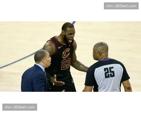 述评:争议判罚频现,意甲裁判执法水平再遭舆论拷问